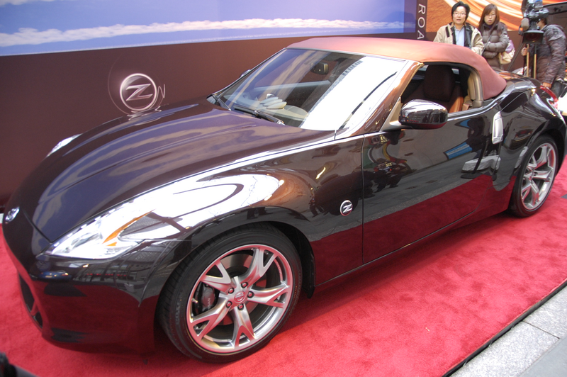 Illustration for article titled 2010 Nissan 370Z Roadster Drops Top Live In New York